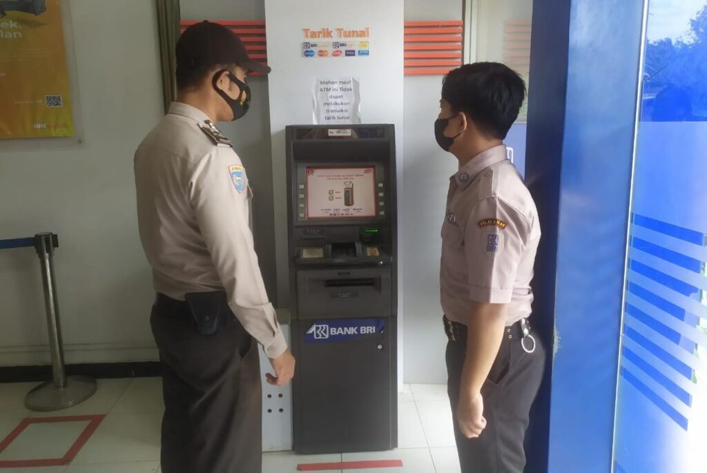 Polsek Langgam Lakukan Patroli Keamanan di Desa Segati 1 IMG 20220426 WA0017