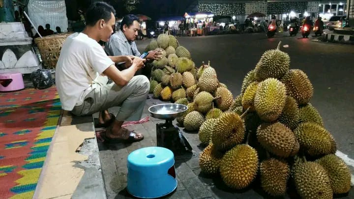 Berburu Durian di Alun-alun Kota “Nasi Grombyang”