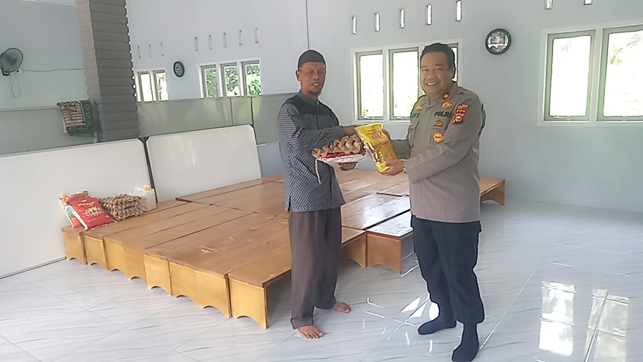Jumat Barokah, Polsek Tapung Berbagi Sembako dan Perlengkapan Belajar Ngaji