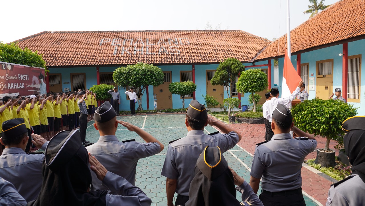 Tembok Penjara Tidak Menghalangi Warga Binaan Laksanakan Upacara Bendera