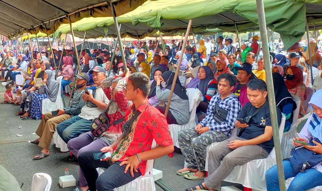 Polda Sulsel Bagikan 2.000 Paket Sembako dan 7.000 Paket Alat Tulis Kepada Warga dan Anak Sekolah