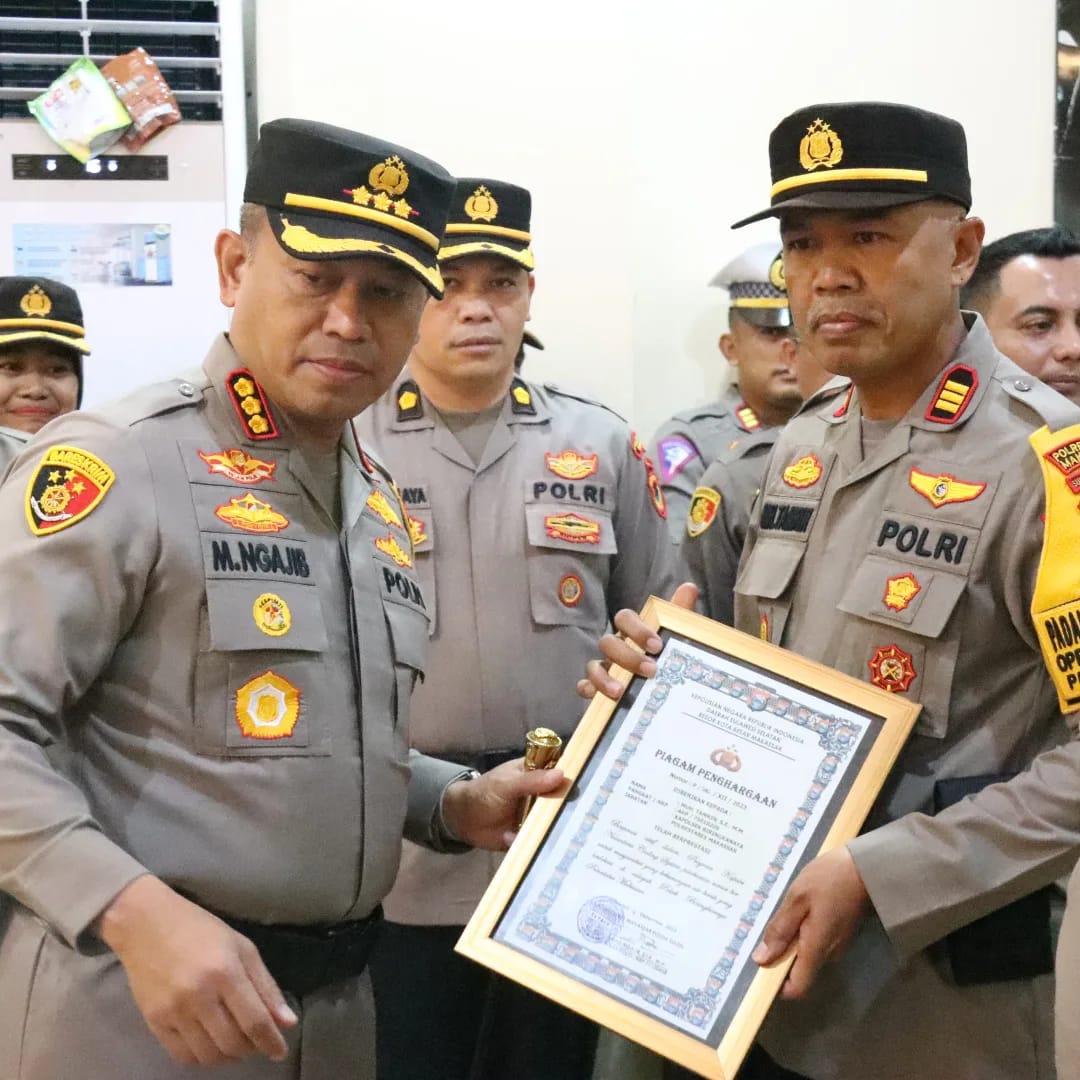 Kapolsek Biringkanaya Terima Penghargaan dari Kapolrestabes Makassar Atas Dedikasinya Mengadakan Sumur Bor Bagi Warga