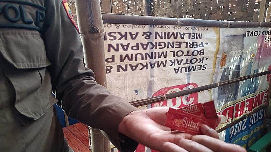 Ditemukan Kondom dan Bekas Miras, Warung Bilik Bambu di Pantai Widuri Ditertibkan