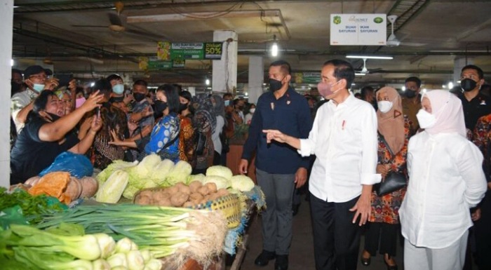 Kunjungi Pasar Petisah, Presiden dan Ibu Iriana Bagikan Bansos dan Beli Dagangan
