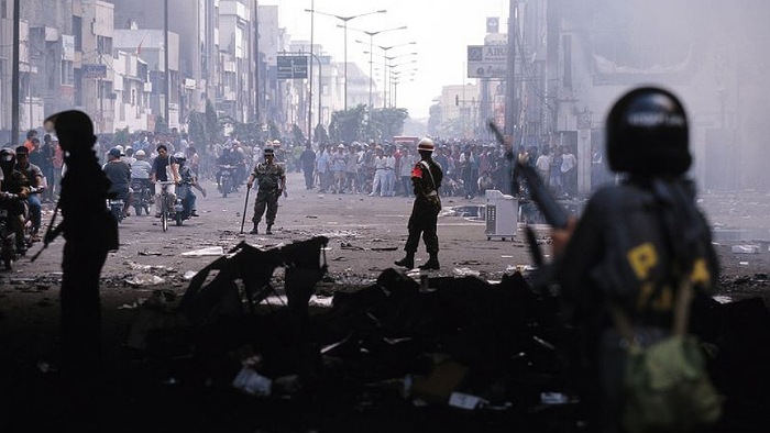 Warsidi si penyaksi, sedang Warsito lelaki pinggir kali