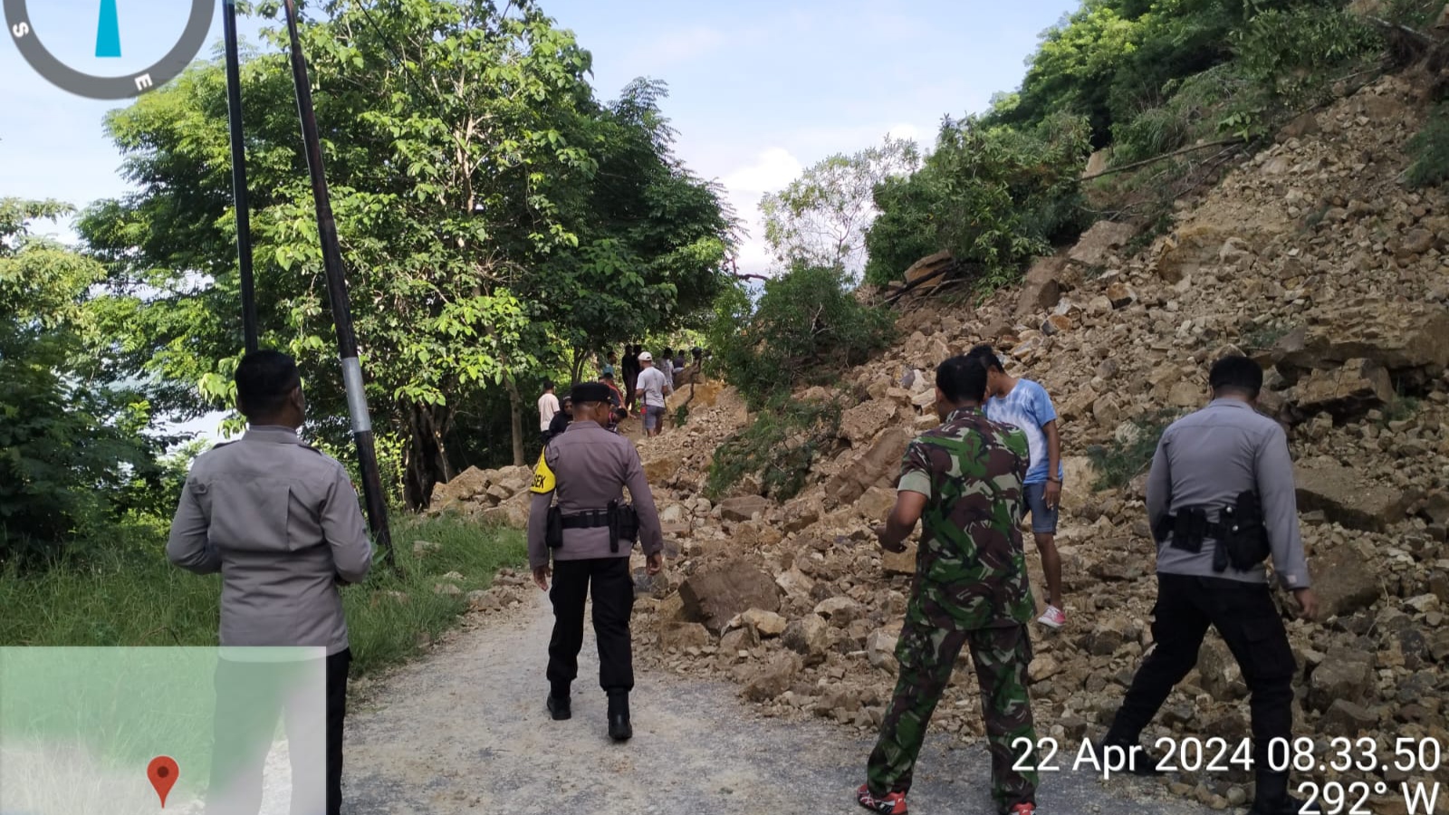 TNI-Polri dan Warga Evakuasi Meterial Longsor di Jalur Utama Bajawa-Ende