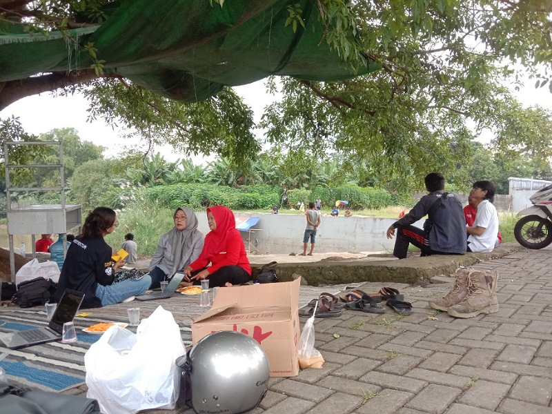 Adaptasi Metode Jepang, Mahasiswa UNS Lakukan Edukasi Tanggap Bencana di Kampung Sewu