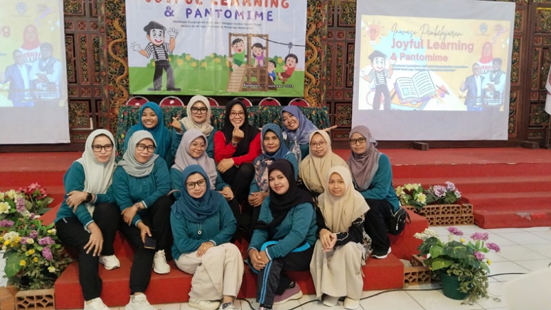 Polri Dorong Generasi Emas 2045 dengan Sosialisasi Pelestarian Budaya di Seminar IGTKI PGRI Bangkalan