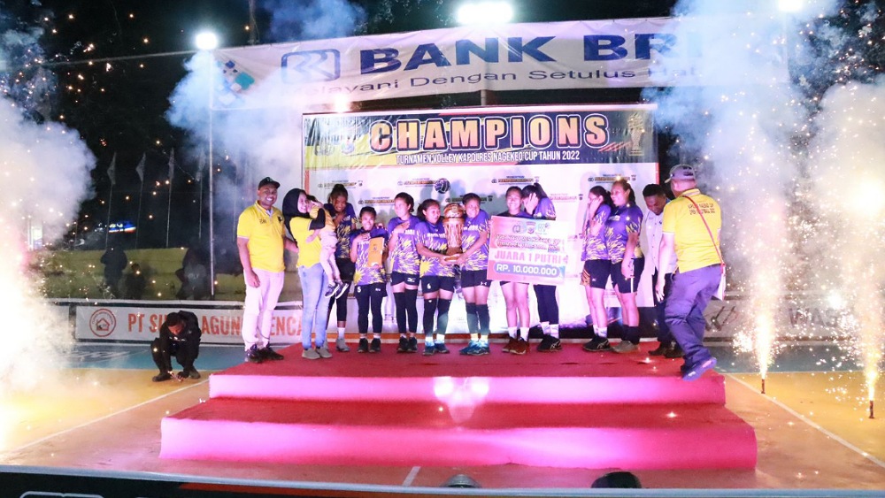 Regina Pacis Bajawa Keluar sebagai Juara “Open Turnamen Volley Kapolres Nagekeo Cup 2022”