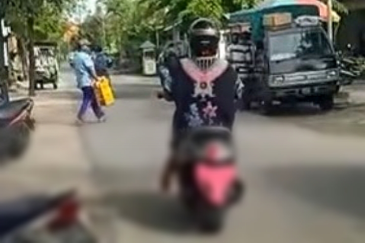 Akhirnya Menjadi Duta ETLE, Emak-emak Tutup Pelat Nomor Pakai CD Pink