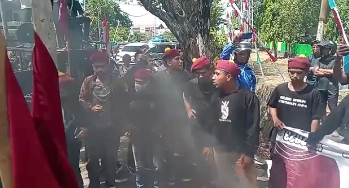 Unjuk Rasa Penyelewengan Dana TPG oleh PMKRI Diwarnai Insiden Penyiraman Air Kotor